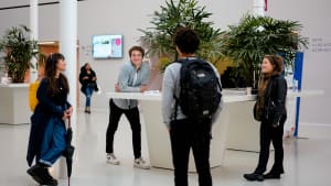 &lsquo;UvA neemt onverantwoord risico door mondkapjesplicht op te heffen&rsquo;
